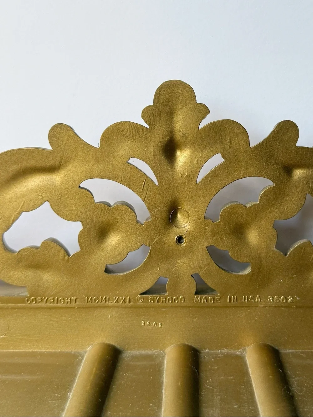 Vintage Syroco Hollywood Regency Ornate Gold Curio Wall Display Shelf
